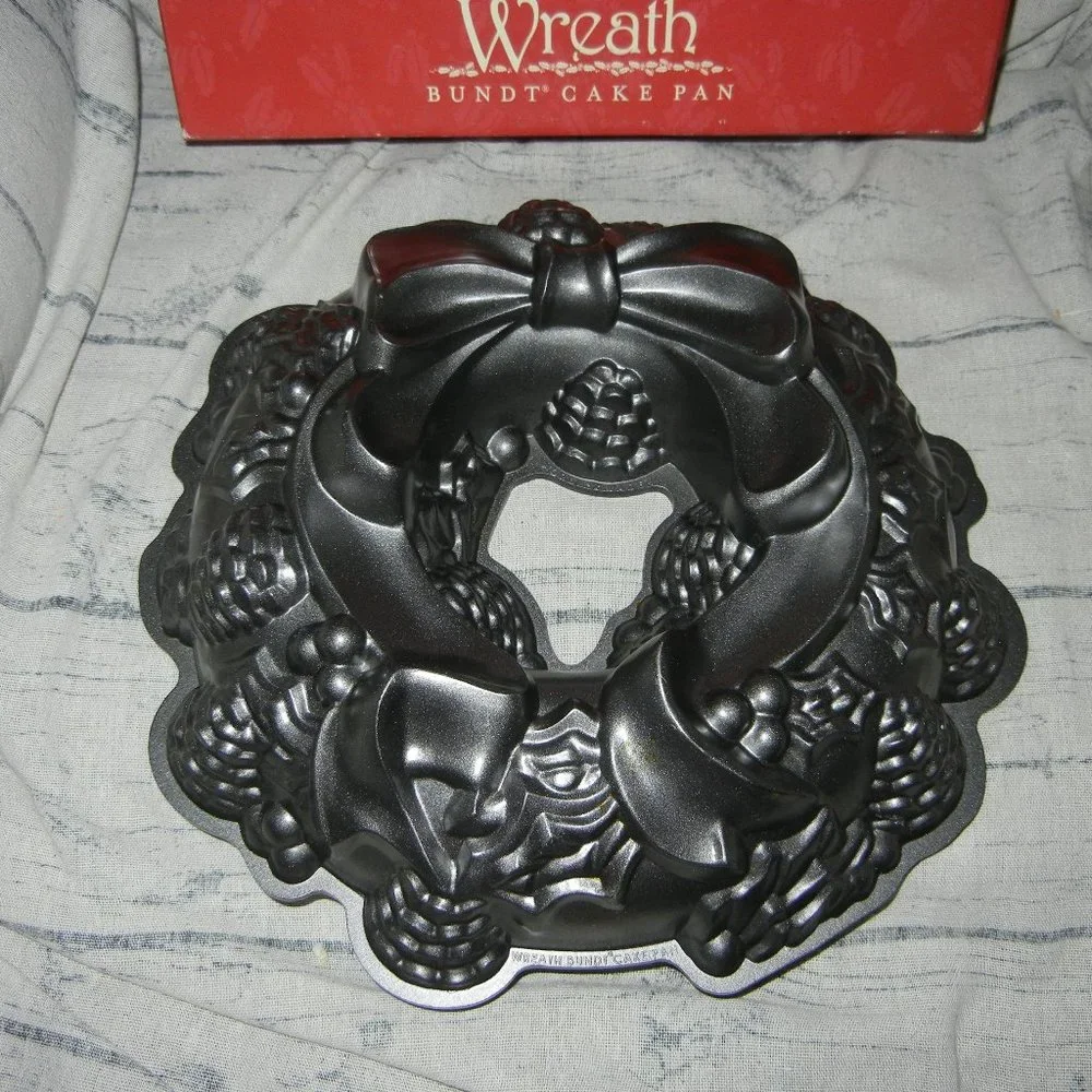 WILLIAMS-SONOMA WREATH BUNDT CAKE PAN 12 INCH RETIRED